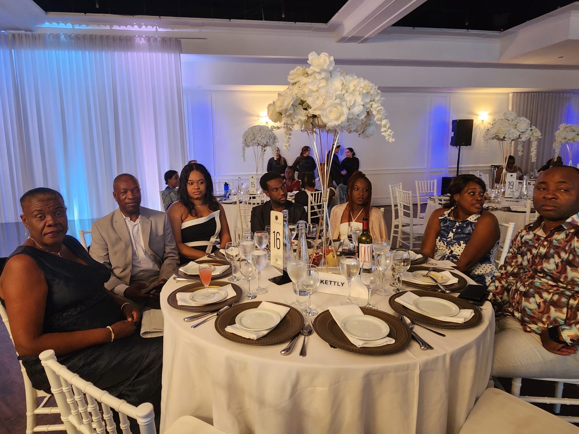 personnes à table 1 photo