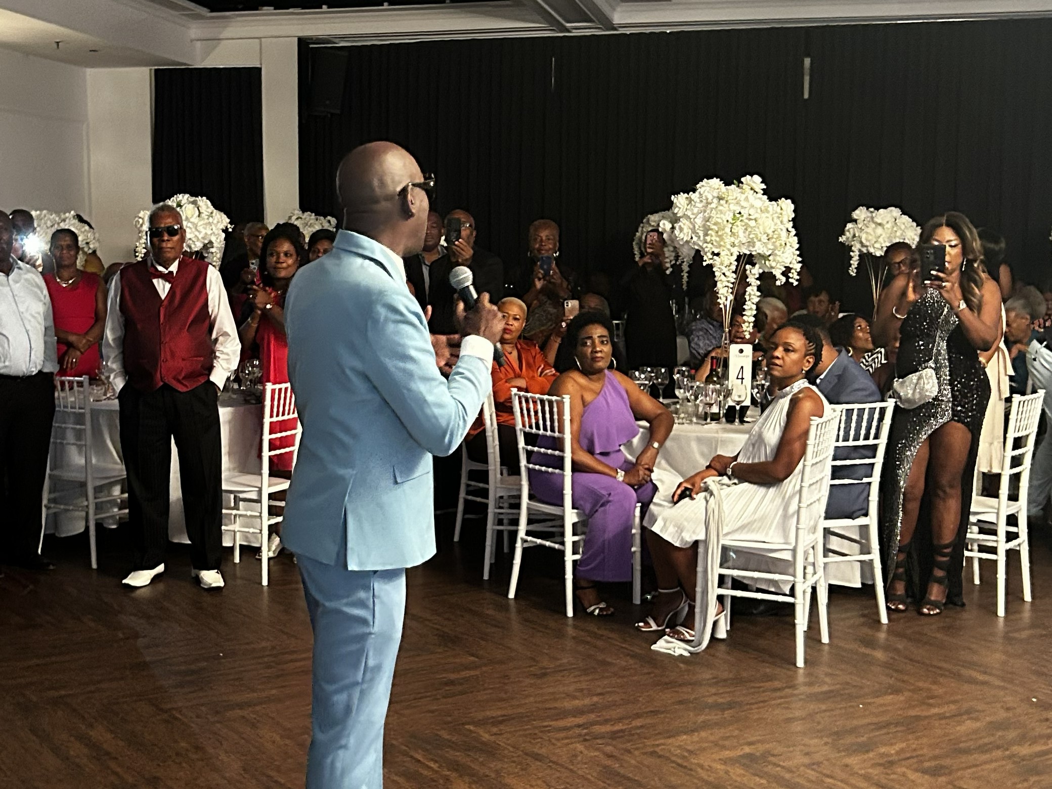 personnes à table et artiste photo