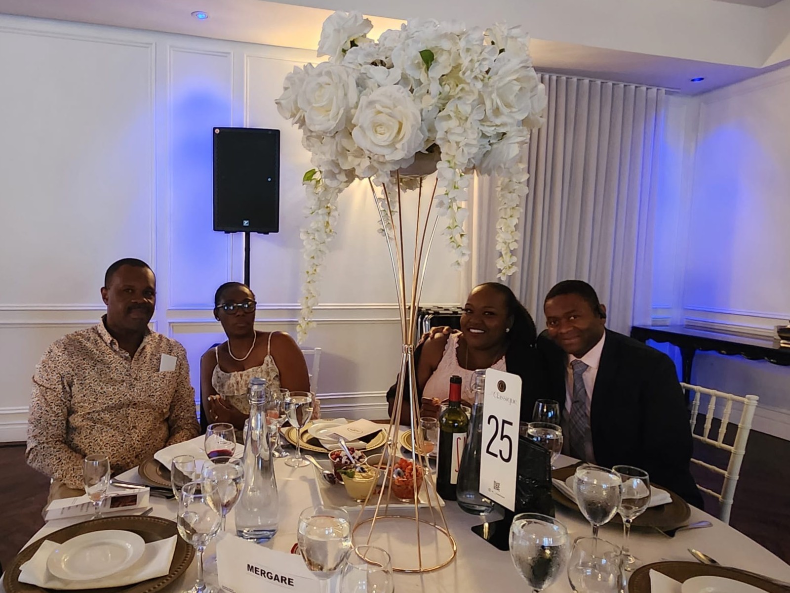 personnes à table 2 photo